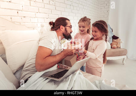 Netter Mann einen Teller mit Kuchen freuen Stockfoto