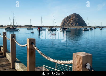 Morro Rock am Morro Bay State Park, Kalifornien. . Der Park hat zahlreiche Möglichkeiten zum Segeln, Angeln, Wandern und Vogelbeobachtung. Januar 27, 2019 Stockfoto