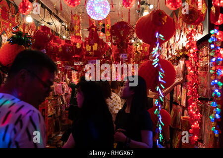 Chinatown, Singapur - Januar 2019: Leute einkaufen auf einem traditionellen Markt in Chinatown von Singapur vor dem Chinesischen Neujahrsfest Stockfoto