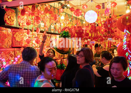 Chinatown, Singapur - Januar 2019: Leute einkaufen auf einem traditionellen Markt in Chinatown von Singapur vor dem Chinesischen Neujahrsfest Stockfoto