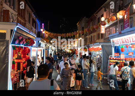 Chinatown, Singapur - Januar 2019: Leute einkaufen auf einem traditionellen Markt in Chinatown von Singapur vor dem Chinesischen Neujahrsfest Stockfoto