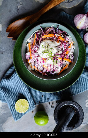 Hausgemachte Krautsalat Salat mit roten und weißen Kohl, rote Zwiebel, Karotte und saure Sahne Stockfoto