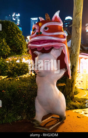 Chinatown, Singapur - Januar 2019: Statue der Schweine - Symbol für die kommende Neujahrsfest in Chinatown in Singapur platziert Stockfoto