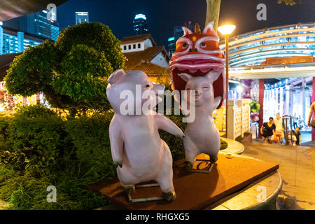 Chinatown, Singapur - Januar 2019: Statue der Schweine - Symbol für die kommende Neujahrsfest in Chinatown in Singapur platziert Stockfoto