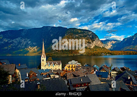 Landschaftlich schöne Aussicht in den österreichischen Alpen. Hallstatt Bergdorf am Hallstätter See. Sonnigen Tag Seeblick aus Hallstatt Alpen Berge. Ort: Res Stockfoto