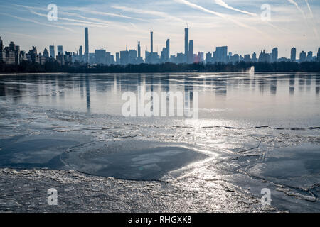 New York, USA, 2. Februar 2019. Der Stausee im Central Park von New York City ist wegen der ungewöhnlich kalten Witterung teilweise gefroren. Foto von Enriqu Stockfoto