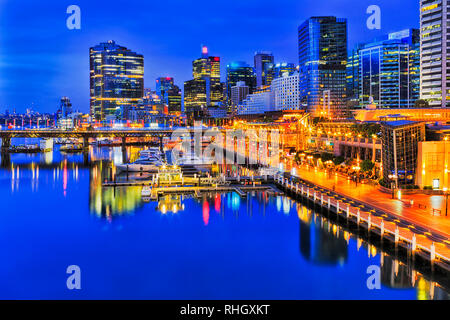 Blaue Stunde Sonnenuntergang rund um die Stadt Sydney CBD Waterfront in Darling Harbour mit helle Beleuchtung von Büro- und Unterkunft Türme spiegeln Stockfoto