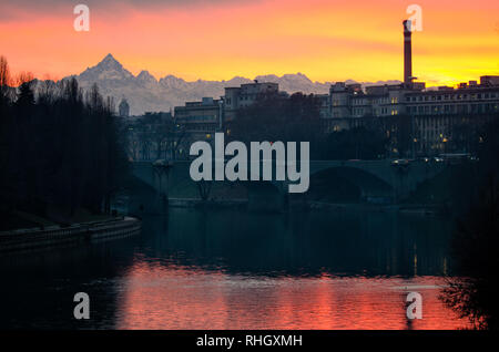 Turin malerischen Sonnenuntergang am Fluss Po und Monviso Stockfoto