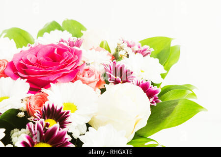 Frisches Bouquet von Blume für Urlaub auf weißem Hintergrund, selektiver Fokus Stockfoto