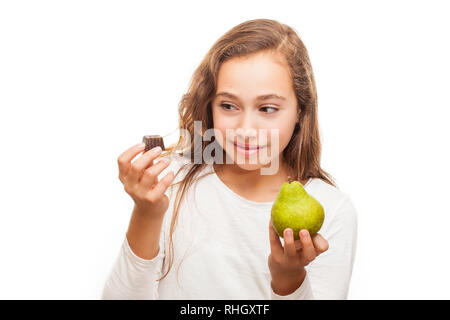 Junge Mädchen die Wahl zwischen Obst und Schokolade auf weißem Hintergrund Stockfoto