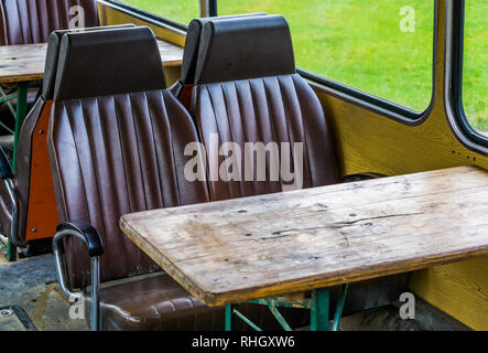 Alte vintage bus Sitze mit einem Holztisch, Innere eines alten retro School Bus Stockfoto