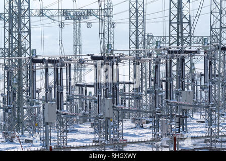 In den Kosten der Stromerzeugung zu erhöhen. Verteilung der elektrischen Unterstation. Stockfoto