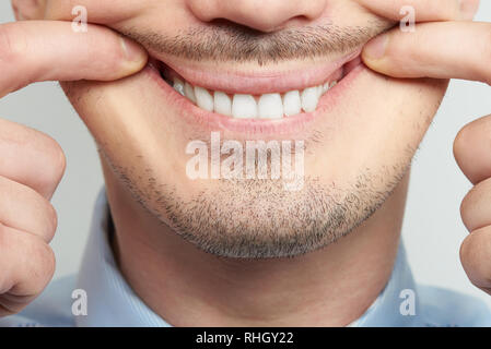 Ausbildung Lächeln mit Zähnen zu helfen, mit den Fingern zu machen Stockfoto