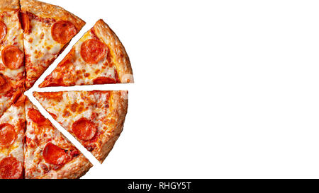 Leckere Pepperonipizza. Blick von oben auf die Hot Pepperoni Pizza. Flach. Auf weissem Hintergrund. Stockfoto