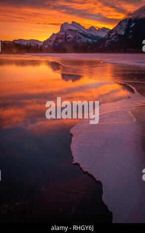 Einen schönen Sonnenaufgang in Banff, Kanada. An Vermillion Seen mit Mt Rundle über drohende. Stockfoto