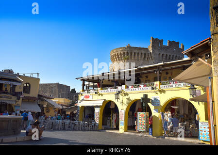 Hippokrates Platz der alten ummauerten Stadt Rhodos ist der größte Platz in der Stadt von Cafés und Restaurants umgeben. Es ist ein toller Ort zum Essen Stockfoto