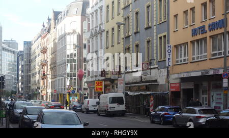 Budgethotels, Bordelle und leerstehende Wohneinheiten in der Moselstraße im Rotlichtbereich Bahnhofsviertel von Frankfurt am Main nahe der Tauunusstraße. Stockfoto