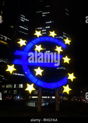 Beleuchtete Euro Sign Skulptur in der Nacht außerhalb der Eurotower in Frankfurt am Main. Stockfoto