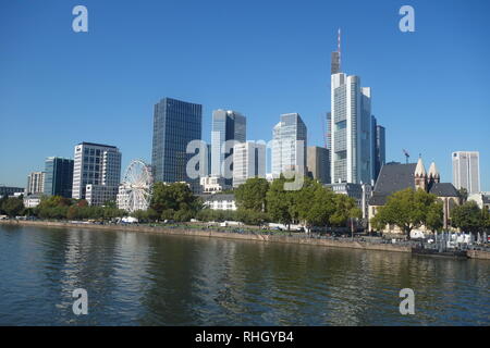 Die Skyline der Frankfurter Bankenviertel, wie aus am südlichen Ufer des Mains in 2018 gesehen. Stockfoto