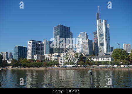Die Skyline der Frankfurter Bankenviertel, wie aus am südlichen Ufer des Mains in 2018 gesehen. Stockfoto