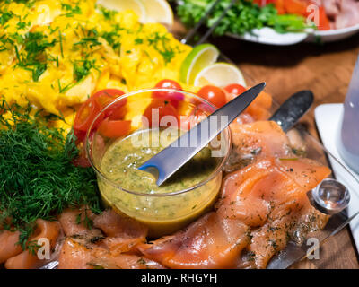 Skandinavische Büfett mit Graved Lachs und Senfsauce, Dill und Rührei. Stockfoto