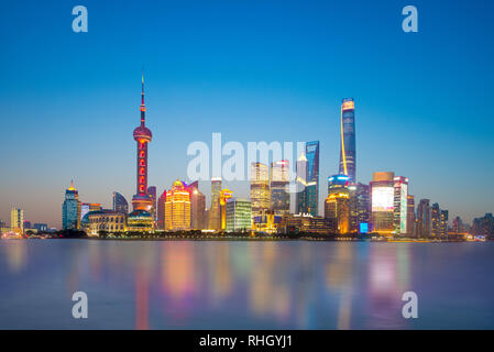 Skyline von Shanghai durch den Fluss Huangpu Stockfoto