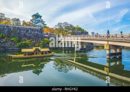 Burg von Osaka, ein touristenboot im Graben Stockfoto