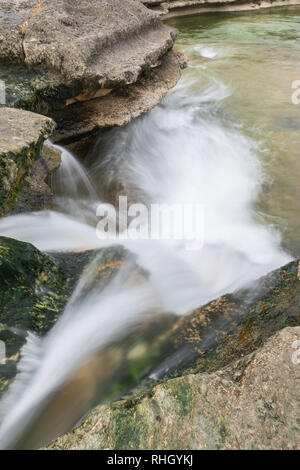 Die hundefreundlich Wanderwege und tiefen Wasser schwimmen Löcher entlang der oberen Bull Creek in North Austin sind ein beliebter Zufluchtsort für Einheimische das ganze Jahr über. Stockfoto