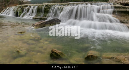 Schönen Wasserfällen, Hundefreundlich Wanderwege, und das kristallklare Schwimmbad Löcher sind, warum die Einheimischen in Austin, TX, oft die Bull Creek Greenbelt besuchen. Stockfoto