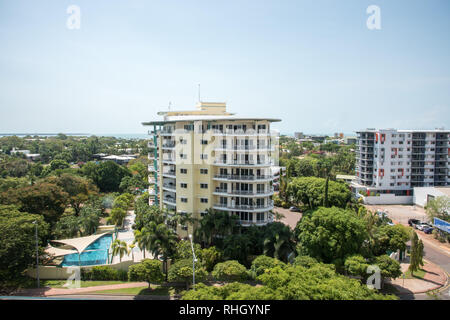 Darwin, Northern Territory, Australia-October 19,2017: City Apartment Gebäuden, Pool und üppigem Grün in der Innenstadt von Darwin, Australien Stockfoto