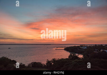 Darwin, Northern Territory, Australia-October 21,2017: atemberaubende Sonnenuntergang über der Timorsee Hafen mit Marina in Darwin, Australien Stockfoto