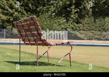 Eine alte Parkbank sitzt neben einem Bowling Green im Club Milthorpe, AKA Der millthorpe Lawn Bowls Club im zentralen Westen von New South Wales, Australien Stockfoto