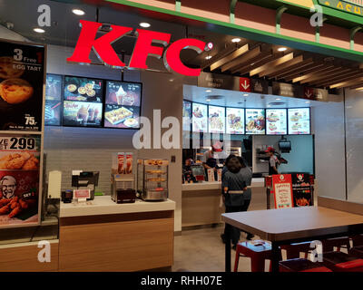 Chon Buri, Thailand - Dezember 21, 2018: Außenansicht des KFC Fastfood Restaurant mit Kunden, Stift 21 Pattaya Branch. Stockfoto