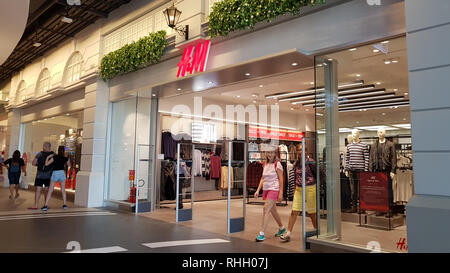 Chon Buri, Thailand - Dezember 21, 2018: Außenansicht von H&M Geschäft mit Kunden, Stift 21 Pattaya Branch. Stockfoto