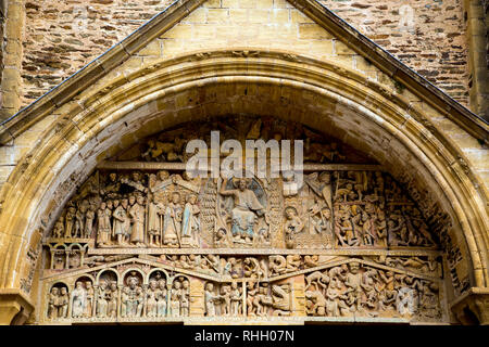 Romanische Schnitzwerk des letzten Urteils im Tympanon über dem Haupteingang der Abbaye de Sainte-Foy in Conques Frankreich. Stockfoto
