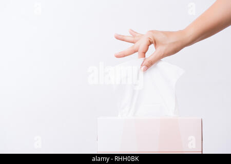 Healthcare Konzept. Frau Handpflückung weisse Gewebe Papier aus Gewebe. Stockfoto