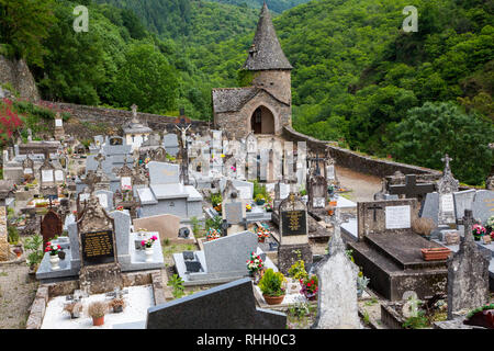 Friedhof neben der Abteikirche von St. Foy in Conques Frankreich. Die Abtei hat eine wichtige Station für die Pilger auf dem Santiago de Compostella zu Fuß. Stockfoto