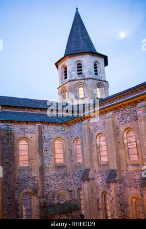 Die Abteikirche von St. Foy in Conques Frankreich. Die Abtei hat eine wichtige Station für die Pilger auf dem Santiago de Compostella entfernt worden. Stockfoto