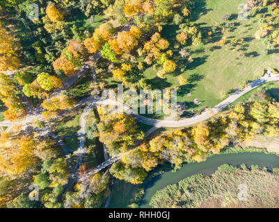 Drone Bild von City Park mit gelben und orangen herbstliche Bäume. Natur im Herbst Saison Stockfoto