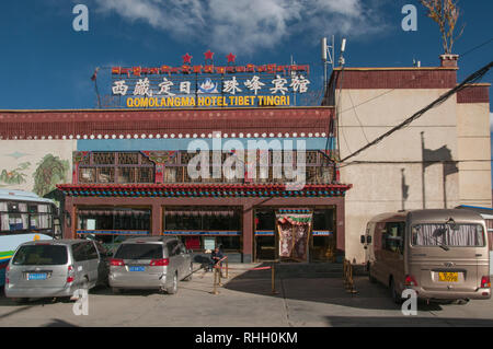 Hotel in Tingri, Western Tibet, China, den letzten kommerziellen Unterkunft erreicht auf dem Weg zu Qomolongma Base Camp auf der Nordseite des Mount Everest Stockfoto