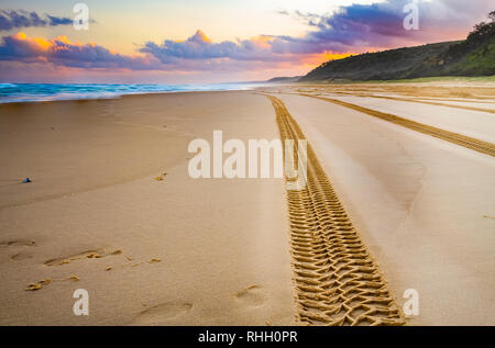 Reifenspuren an einem einsamen Strand in der Nähe von Double Island in Queensland, Australien Stockfoto