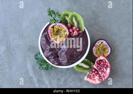 Acai Berry Obstschale unterstützen eine rohe, vegane Ernährung. Stockfoto