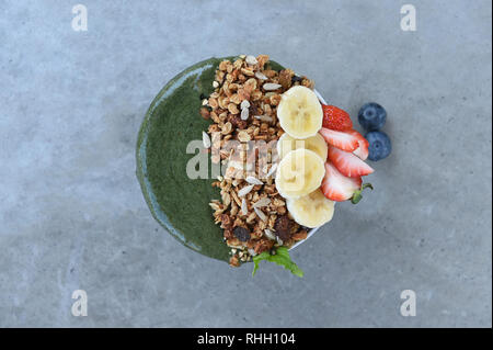 Grüne Smoothie Schale mit frischem Obst und Müsli Stockfoto