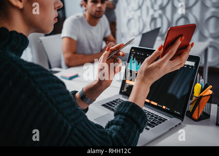 Сolleagues Analysieren digital berichtet auf dem Bildschirm überwachen und Erstellung der finanziellen Report für Investoren. Team von Business Manager bei Mann und Frau sitzen Stockfoto