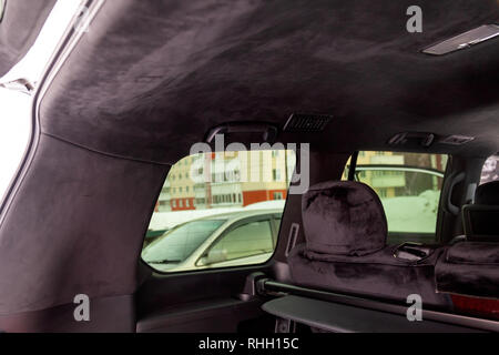 Die Decke der SUV-Auto von Schwarz weiches Material alkantara in der  Werkstatt für Tuning und Styling der Innenraum Stockfotografie - Alamy