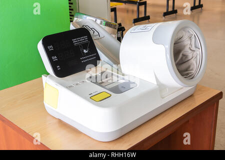 Health Check Blutdruck und Herzfrequenz mit automatischer Blutdruck Moniter. Stockfoto