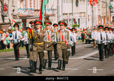 Schutz der Ehre mit der Flagge von Belarus auf dem März am Tag des Sieges am 9. Mai in Gomel, Weißrussland Stockfoto