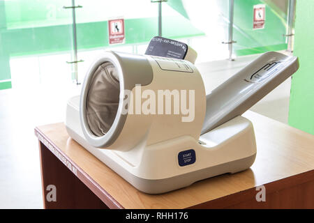 Health Check Blutdruck und Herzfrequenz mit automatischer Blutdruck Moniter. Stockfoto