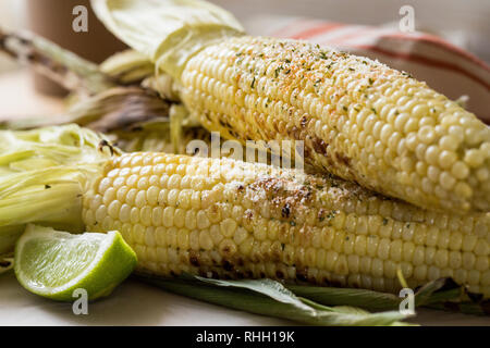 Gegrillte Maiskolben mit Chili Gewürze und Kalk. Stockfoto