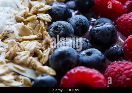 Nahaufnahme von acai Beeren und Müsli in Joghurt Schüssel. Stockfoto